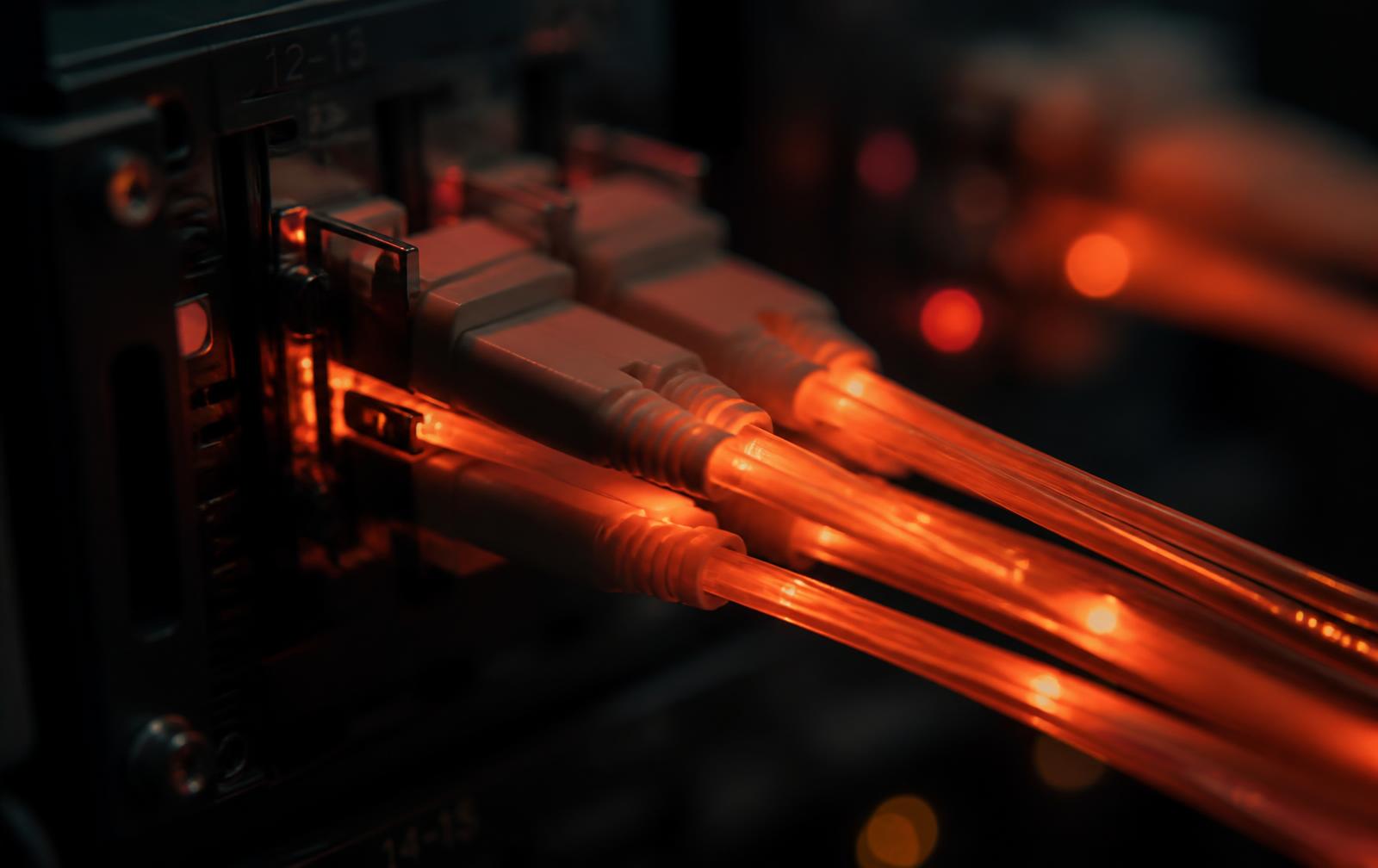 Cabos de fibra óptica acesos em um rack